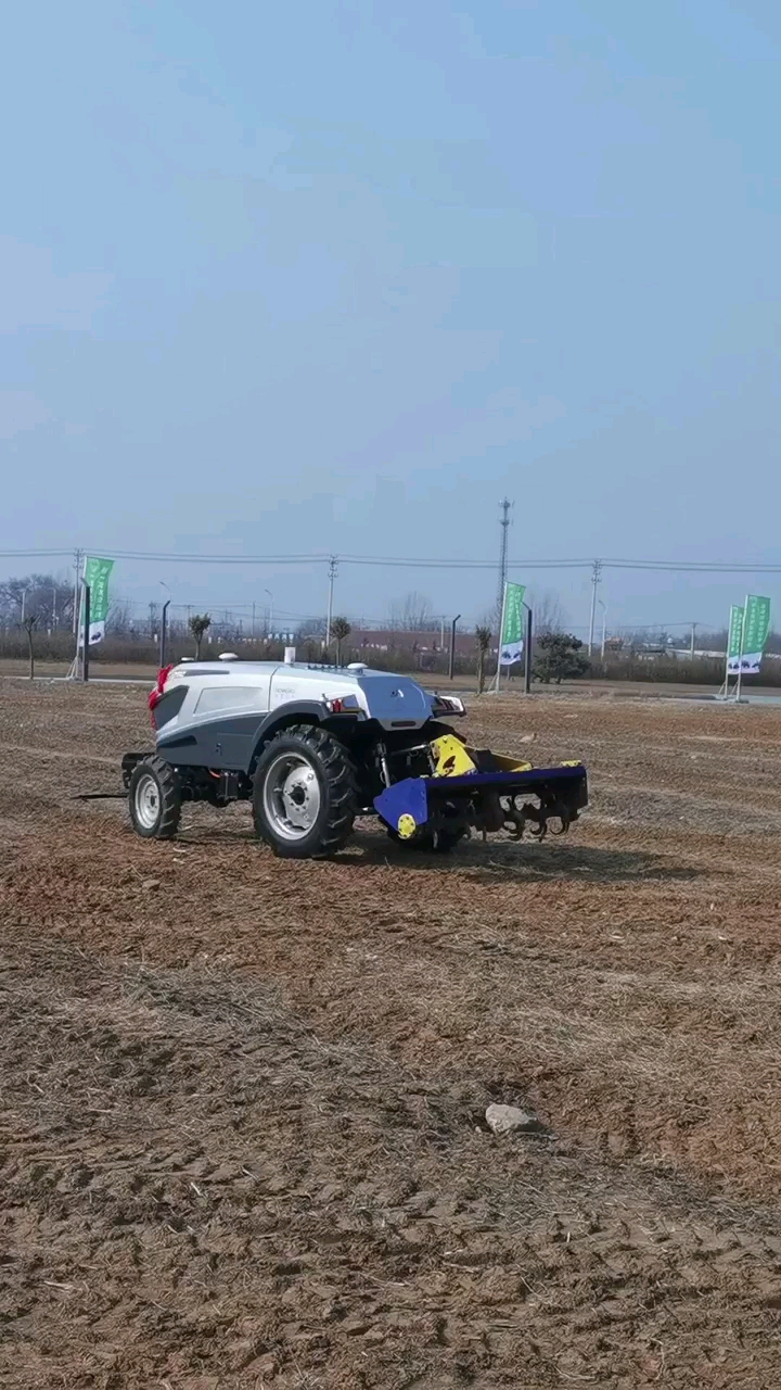 首台5G无人驾驶智能拖拉机