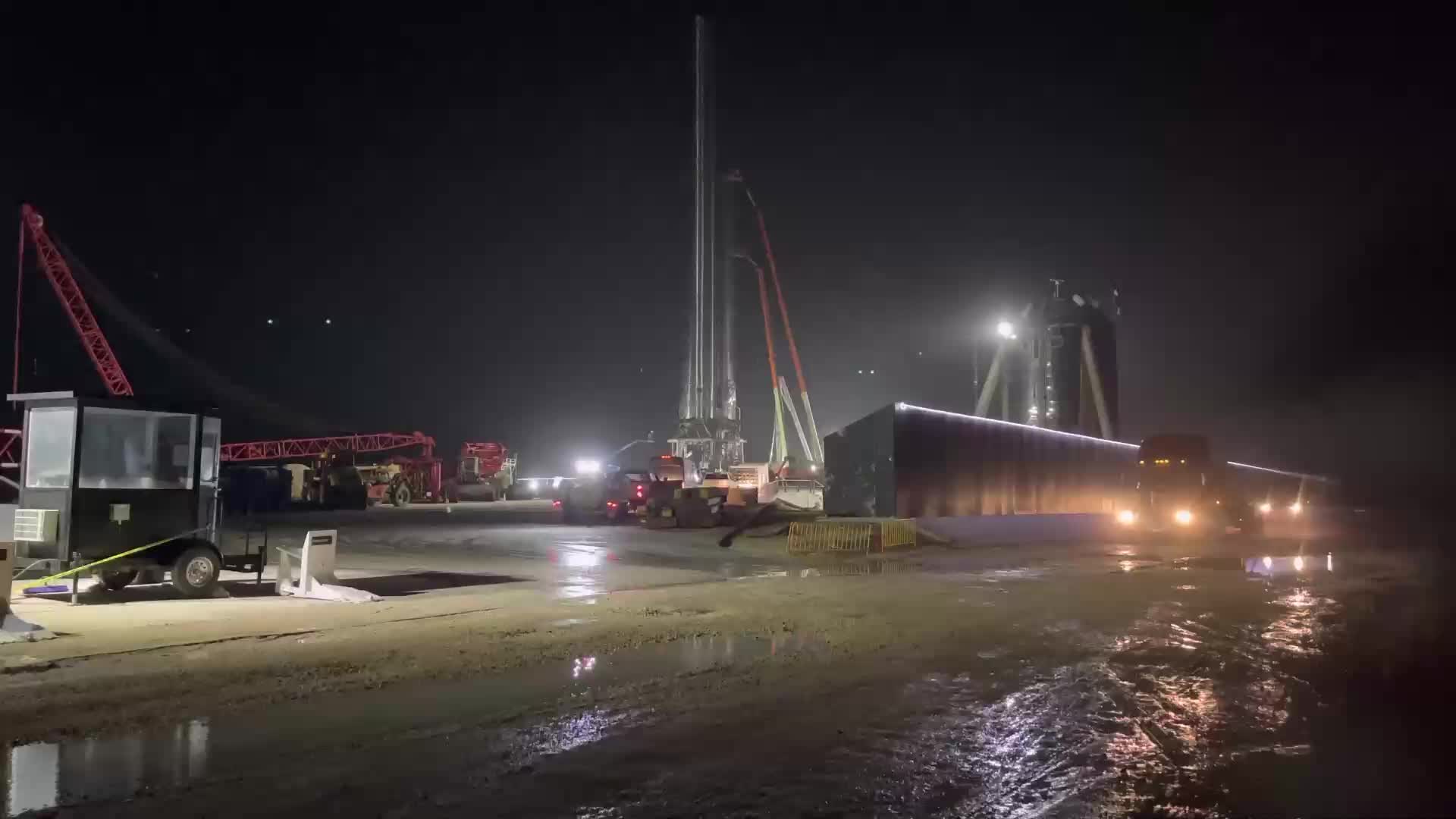 今天是SpaceX收快递的日子么？晚上10_30，又有大件物品送到发射场