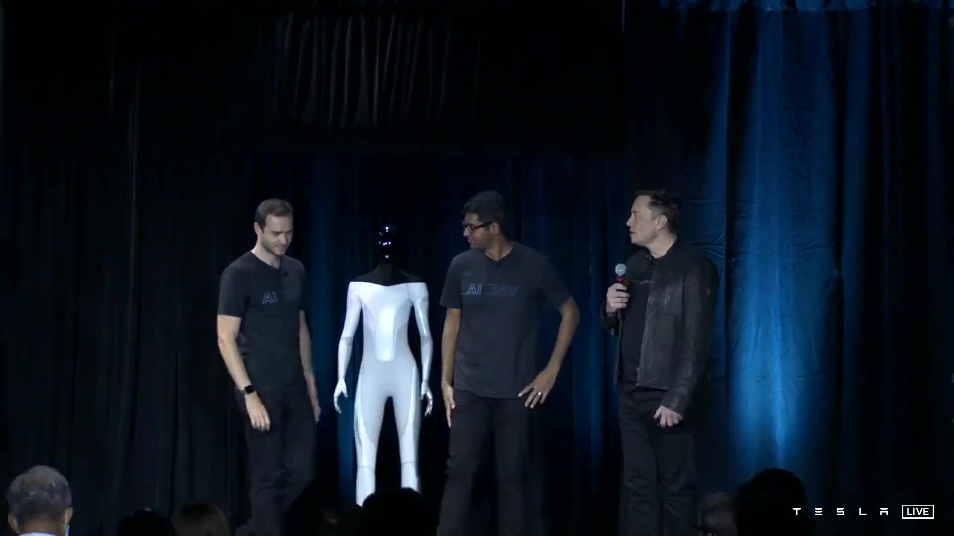 00019 特斯拉首款人形机器人亮相，就这？不到两万美金能浇花跳舞！ #特斯拉  #机器人  #人工智能  